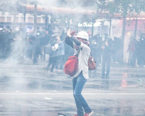 Les manifestations soulèvent des questions sur l'impact des gaz lacrymogènes sur les cycles menstruels