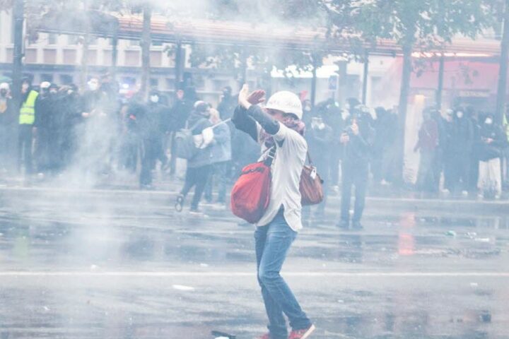 Les manifestations soulèvent des questions sur l'impact des gaz lacrymogènes sur les cycles menstruels