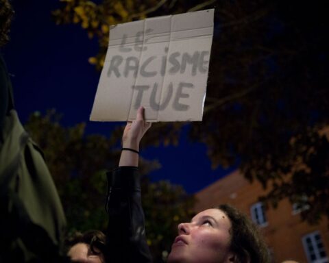 LFI dénonce des manifestations néofascistes à Paris après l'attentat raciste de Trappes