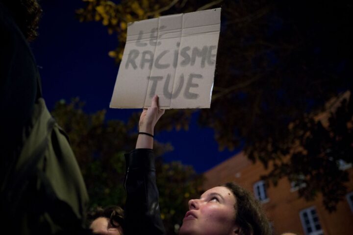 LFI dénonce des manifestations néofascistes à Paris après l'attentat raciste de Trappes
