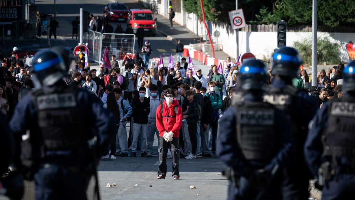 L'Iran condamne la "violence disproportionnée" de la police française lors des manifestations lycéennes 1 L'Iran condamne la "violence disproportionnée" de la police française lors des manifestations lycéennes