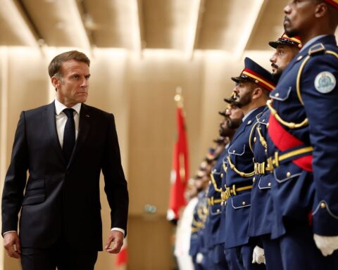 Macron promet une transparence totale sur les violences du 17 octobre et appelle à la fermeté