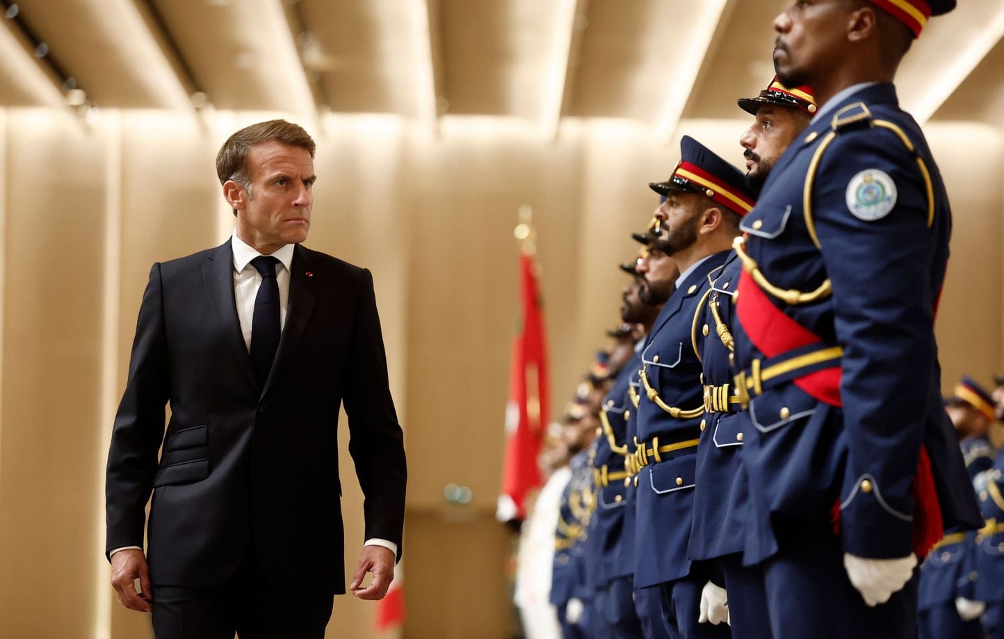 Macron promet une transparence totale sur les violences du 17 octobre et appelle à la fermeté