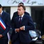 Macron qualifie l'attaque à Trappes de premier acte terroriste raciste, provoquant une vive controverse