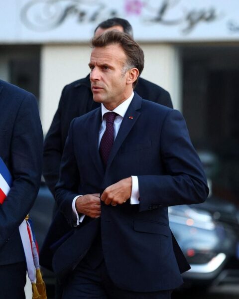 Macron qualifie l'attaque à Trappes de premier acte terroriste raciste, provoquant une vive controverse