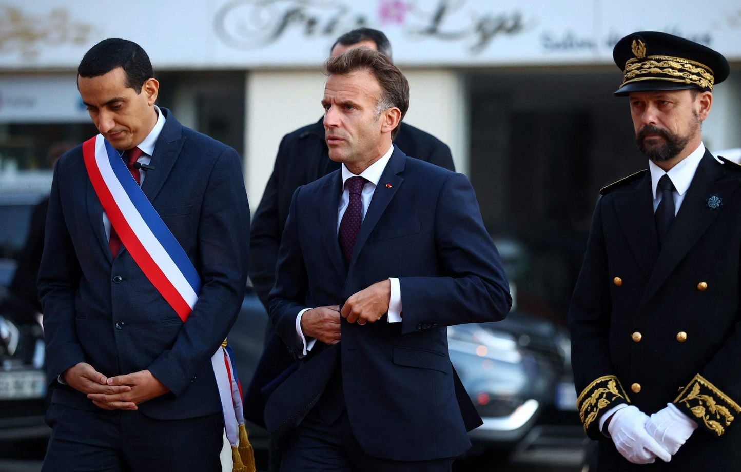 Macron qualifie l'attaque à Trappes de premier acte terroriste raciste, provoquant une vive controverse