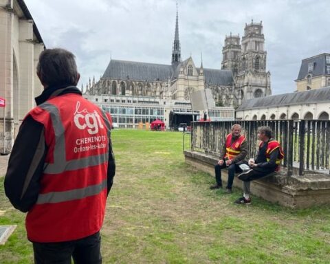 Manifestation à Orléans : la gauche s'oppose à un congrès du Rassemblement national dans une ville encerclée