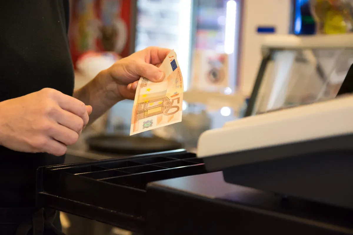 Maria, 30 ans, caissière : elle a escroqué plus de 40 000 euros avec un stratagème bien huilé.