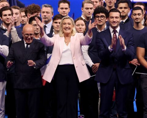 Marine Le Pen en tête des sondages pour la présidentielle 2027, Mélenchon au second tour selon Ipsos