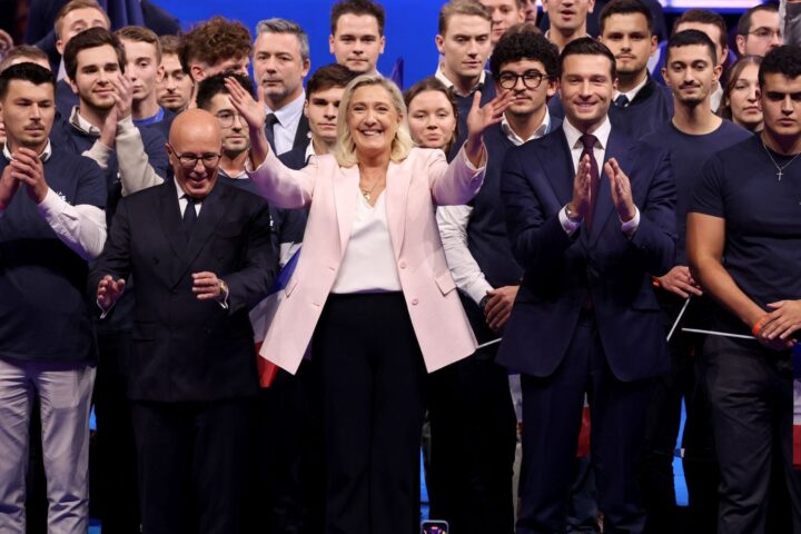 Marine Le Pen en tête des sondages pour la présidentielle 2027, Mélenchon au second tour selon Ipsos
