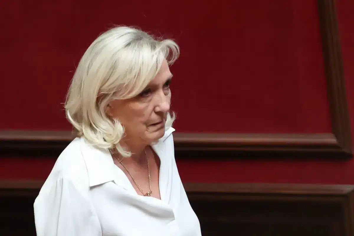 Marine Le Pen, refusée par toutes les banques, propose une réforme législative pour emprunter aux citoyens français : « je n'ai plus le choix »