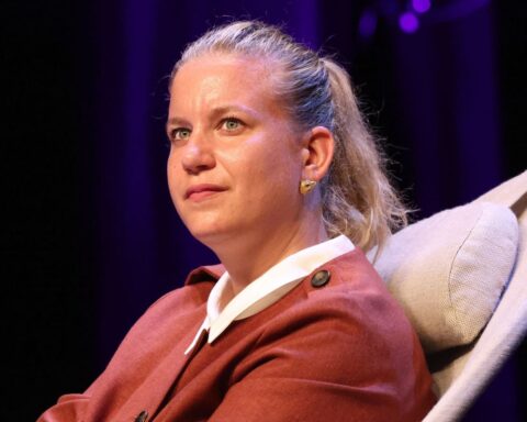 Mathilde Panot refuse de porter le ruban d'Octobre rose, suscitant la colère des ministres et du RN