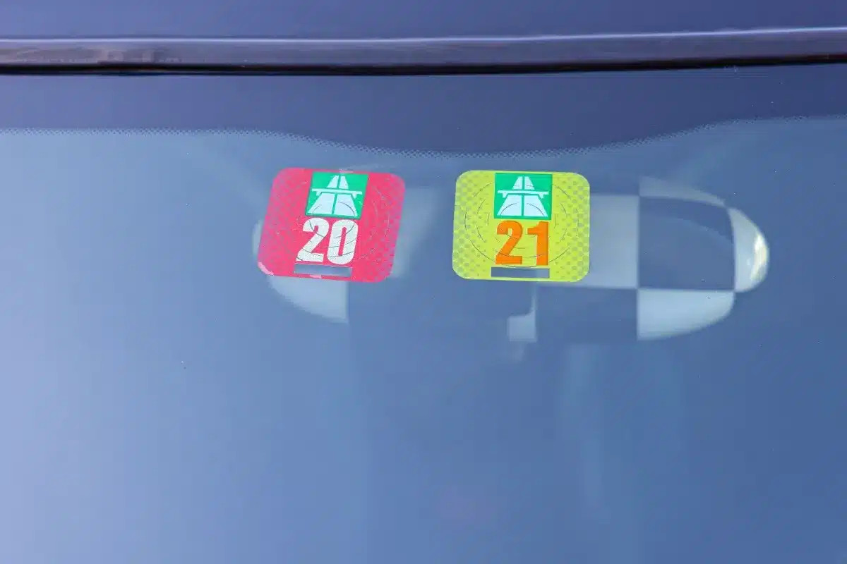 Mauvaise nouvelle pour les conducteurs : à partir de mai 2027, l'absence d'un simple papier sur votre pare-brise pourra entraîner une amende de 135 €.