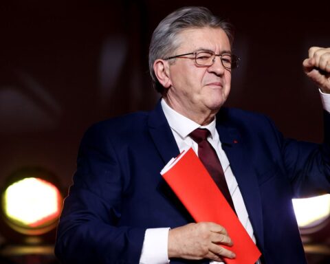 Mélenchon annonce une confrontation lors de la réunion de Matignon avec Lecornu