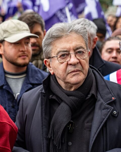 Mélenchon attaque le congrès du RN à Orléans, promettant un futur « malgré » la foule hostile