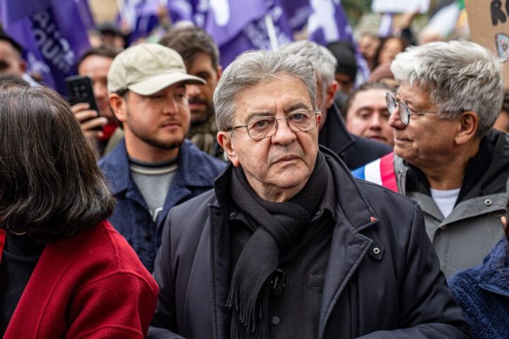 Mélenchon attaque le congrès du RN à Orléans, promettant un futur « malgré » la foule hostile