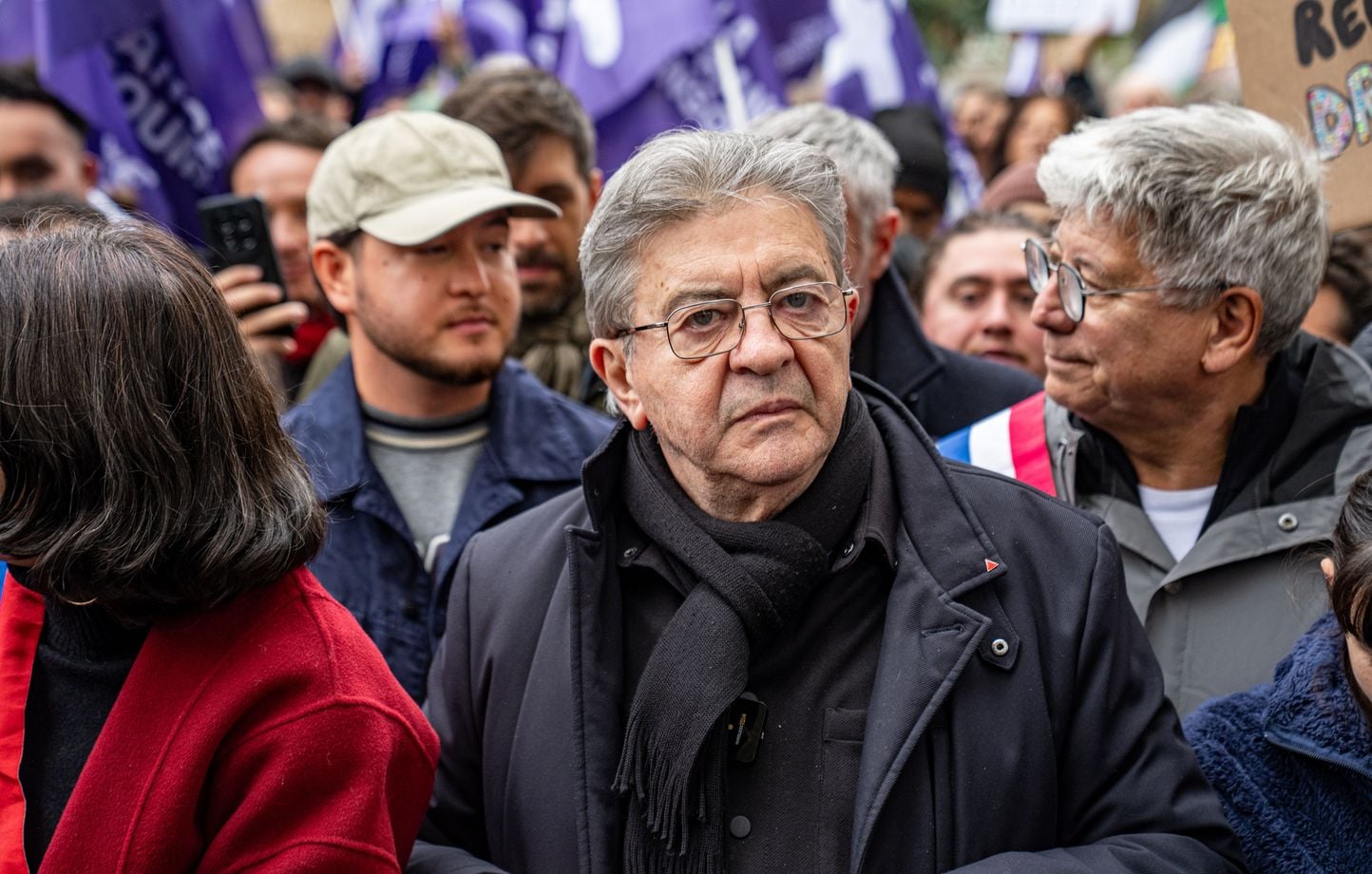 Mélenchon attaque le congrès du RN à Orléans, promettant un futur « malgré » la foule hostile