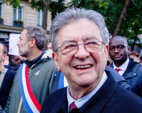 Mélenchon dépasse Philippe dans les sondages, mais Le Pen l'emporterait au second tour