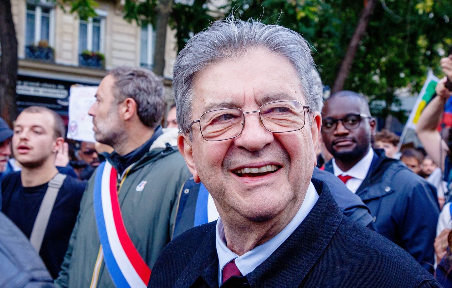 Mélenchon dépasse Philippe dans les sondages, mais Le Pen l'emporterait au second tour