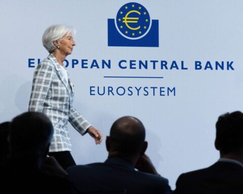 Mélenchon et Tanguy accusent Macron de manœuvrer derrière le départ anticipé de Lagarde de la BCE