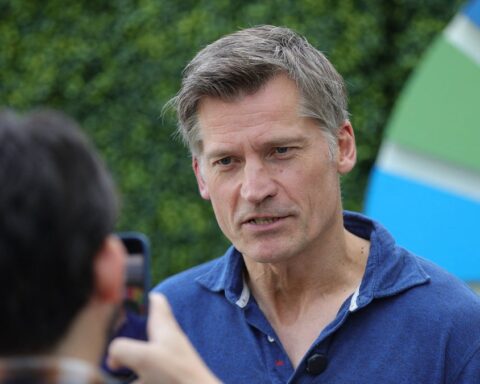 Nikolaj Coster-Waldau se réfugie dans le métro de Kiev lors d'une alerte aérienne russe