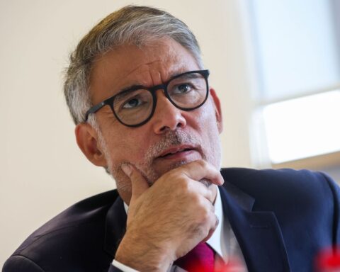 Olivier Faure soutient Raphaël Glucksmann pour la présidentielle de 2027 en France