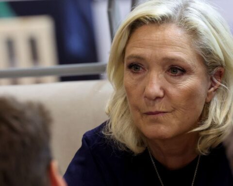 Orléans : meeting de Marine Le Pen face à une forte mobilisation anti-RN