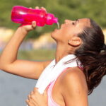 Pourquoi est-il conseillé de boire de petites gorgées d'eau après l'effort sportif ?