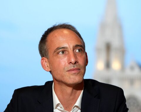 Présidentielle 2027 : Glucksmann rejoint Mélenchon et Philippe à égalité pour le second tour selon un sondage