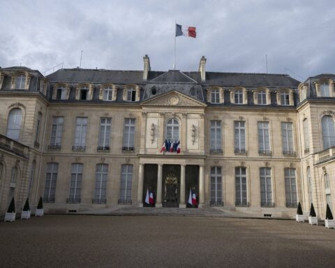 Présidentielle 2027 : un sondage confirme un duel Le Pen-Mélenchon au second tour