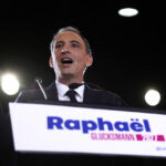 Primaire de la gauche : victoire de Raphaël Glucksmann ternie par un incident avec de la farine