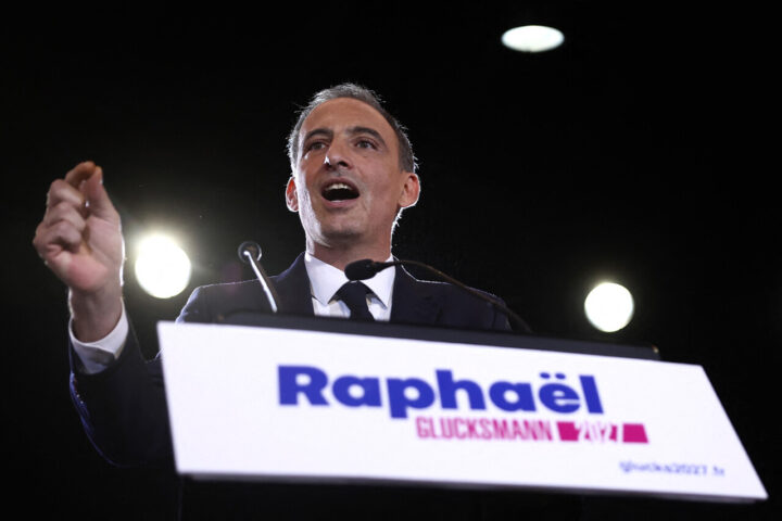 Primaire de la gauche : victoire de Raphaël Glucksmann ternie par un incident avec de la farine