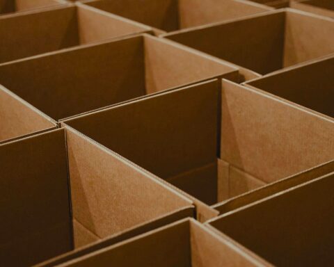 Prix du carton : quelle influence sur les coûts logistiques des entreprises ?