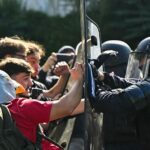 Protests escalent en France : plus de 500 écoles perturbées, des affrontements avec la police