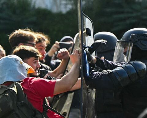 Protests escalent en France : plus de 500 écoles perturbées, des affrontements avec la police