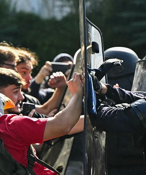 Protests escalent en France : plus de 500 écoles perturbées, des affrontements avec la police