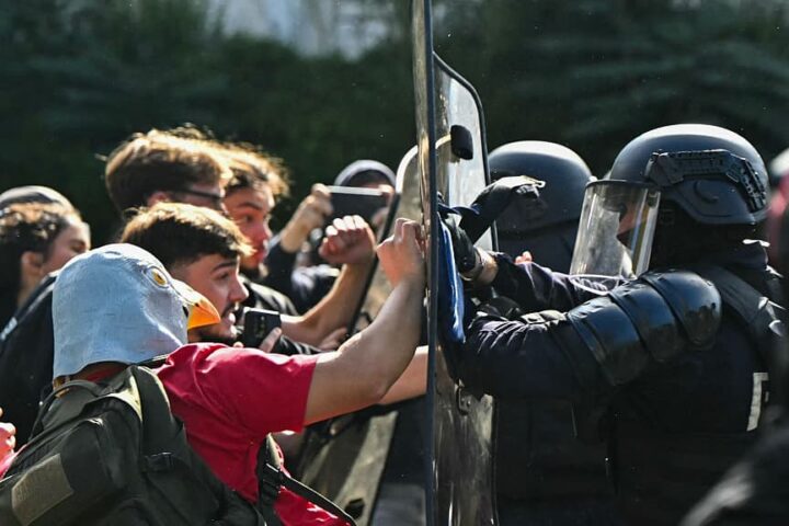 Protests escalent en France : plus de 500 écoles perturbées, des affrontements avec la police