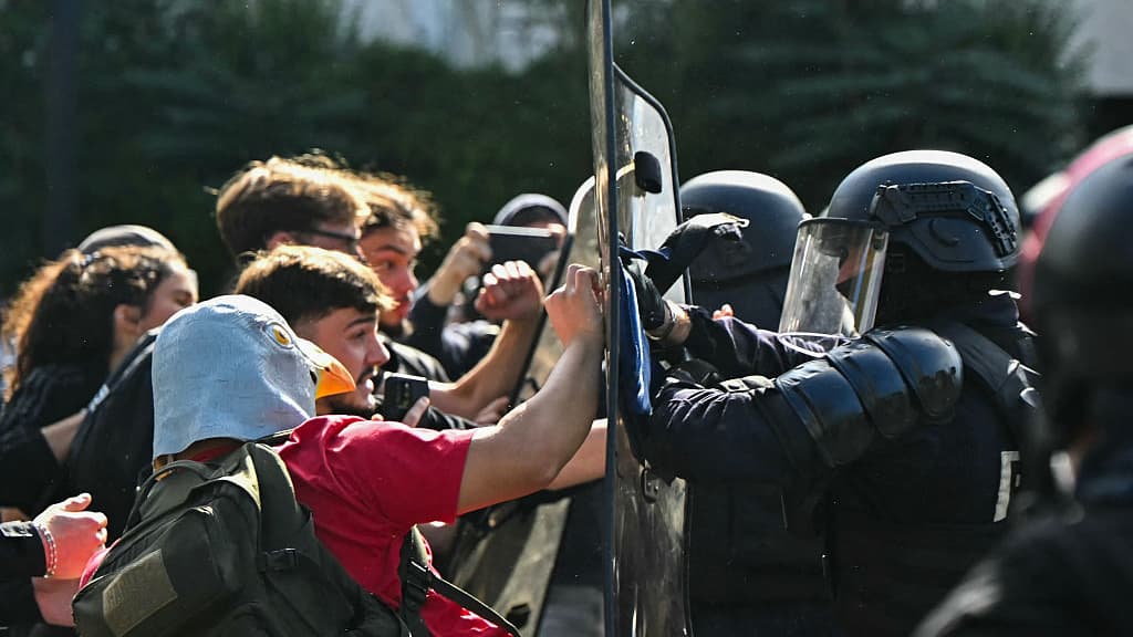 Protests escalent en France : plus de 500 écoles perturbées, des affrontements avec la police