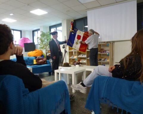 Quatre lycéens de Lourdes suivent une formation pour devenir porte-drapeaux dans un cadre patriotique