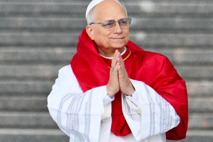 Qui dirige l'Église catholique pendant l'hospitalisation du Pape ?