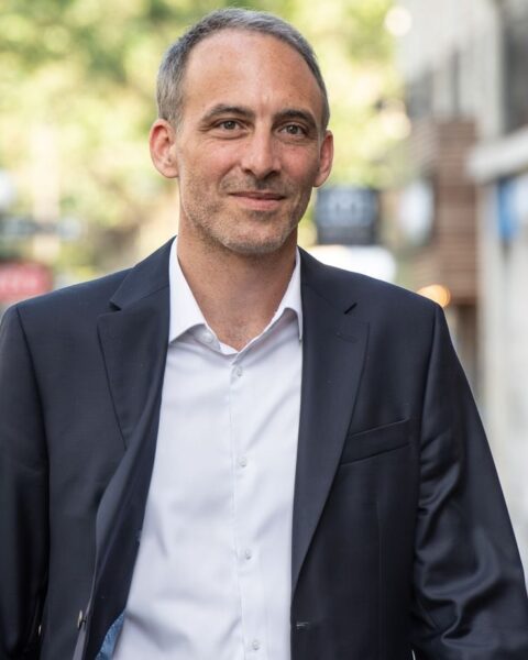 Raphaël Glucksmann enfariné à Paris après sa victoire aux primaires de la gauche