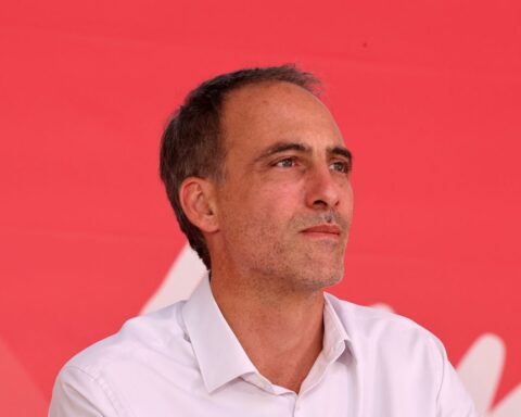 Raphaël Glucksmann face aux tensions et aux incidents lors de sa campagne présidentielle