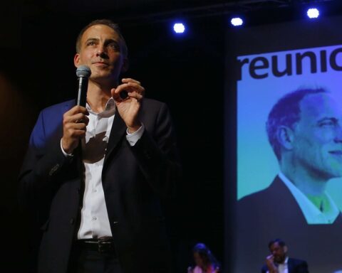 Raphaël Glucksmann promet un salaire minimum de 1.000 euros pour les stagiaires en cas d'élection en 2027