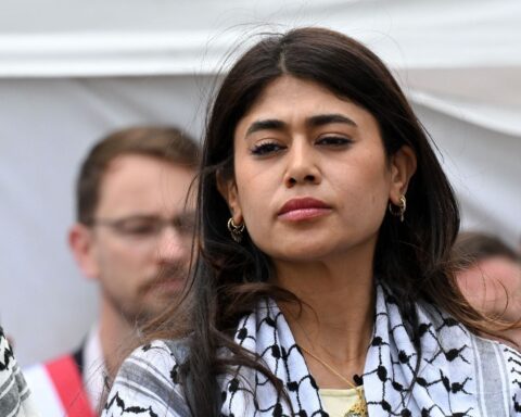 Rima Hassan, eurodéputée LFI, sous le feu des critiques après avoir renversé des drapeaux au Parlement européen