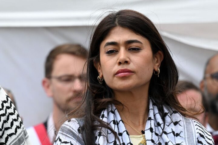 Rima Hassan, eurodéputée LFI, sous le feu des critiques après avoir renversé des drapeaux au Parlement européen