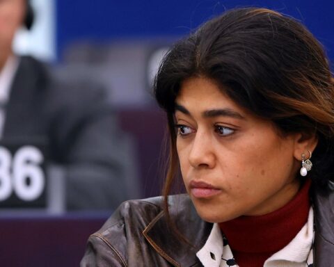 Rima Hassan renverse le drapeau israélien au Parlement européen lors d'une commémoration du 7-Octobre