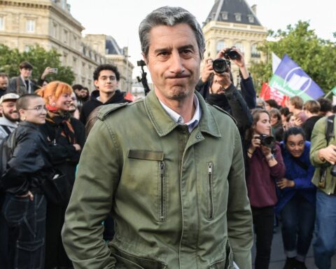Ruffin critique la provision de 2,3 millions d'euros pour le futur bureau de Macron