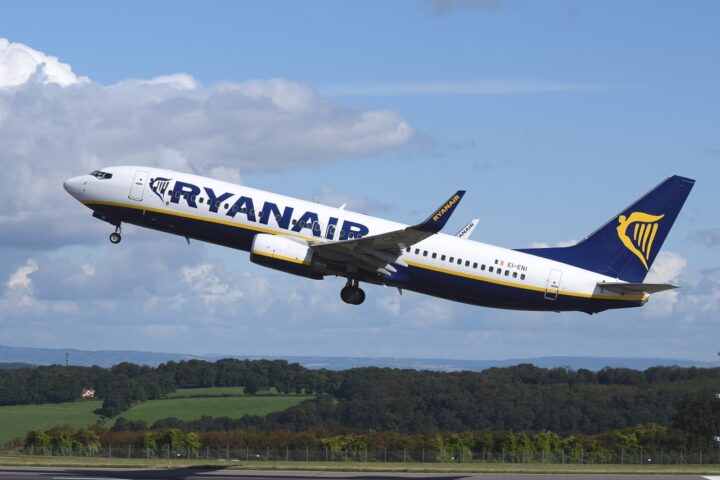 Ryanair prévoit une augmentation de 10 à 20 % des tarifs aériens d'ici 2027.
