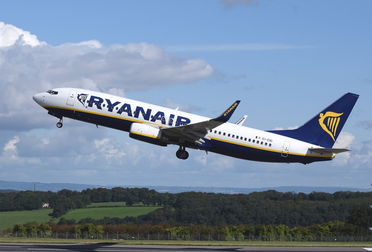 Ryanair prévoit une augmentation de 10 à 20 % des tarifs aériens d'ici 2027. 1 Ryanair prévoit une augmentation de 10 à 20 % des tarifs aériens d'ici 2027.