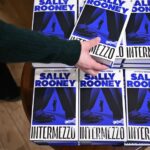 Sally Rooney cesse de vendre ses livres au Royaume-Uni en raison de ses liens avec Palestine Action